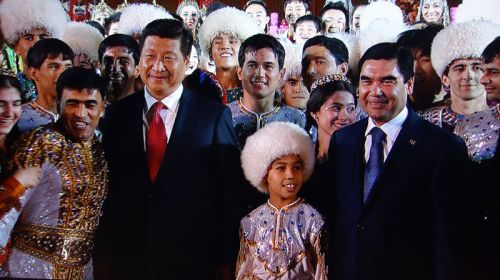 2014年5月12日晚，国家主席习近平与土库曼斯坦总统别尔德穆哈梅多夫在北京共同出席世界汗血马协会特别大会暨中国马文化节开幕式。（资料图）