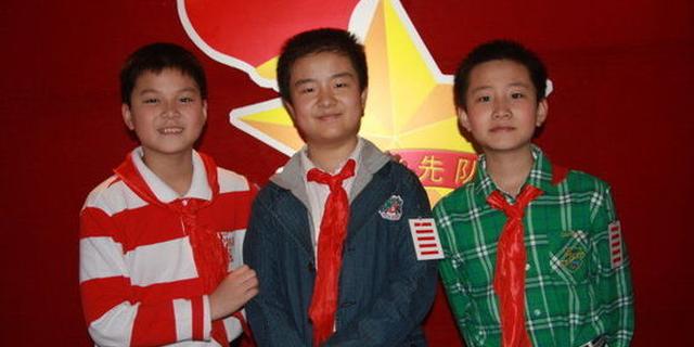 五道杠少年捐奖学金.父母负债