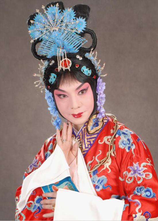迟小秋 朱强新浪娱乐讯 今年的国庆节,北京京剧院的当红名角王蓉蓉