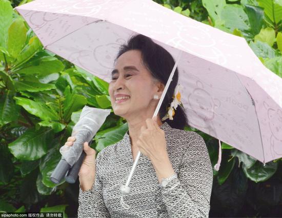 　　当地时间2015年9月21日，缅甸高穆镇，缅甸反对党领导人昂山素季向选民发表竞选演讲，为将于11月举行的全国大选造势（图片来源：sipaphoto） 