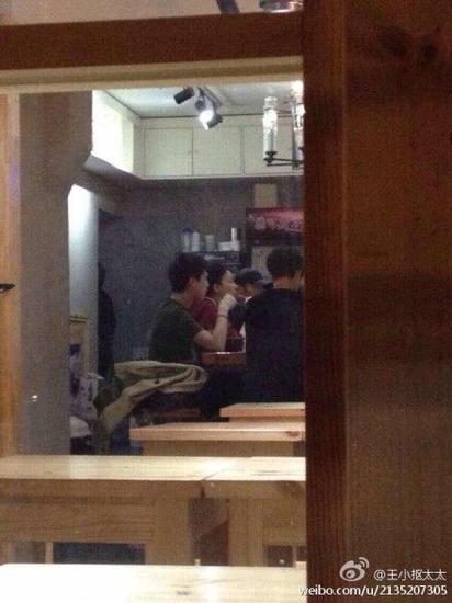 两人被拍到一起吃麻辣烫