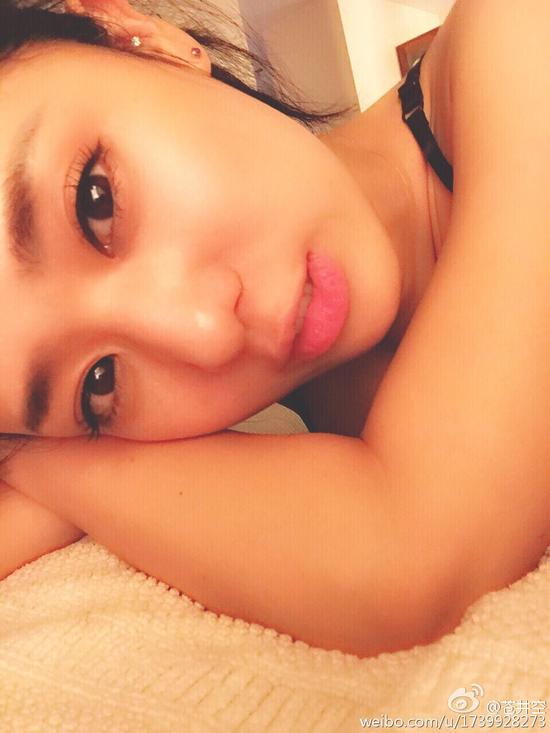 苍井空晒性感照露沟含手指称懒得洗澡