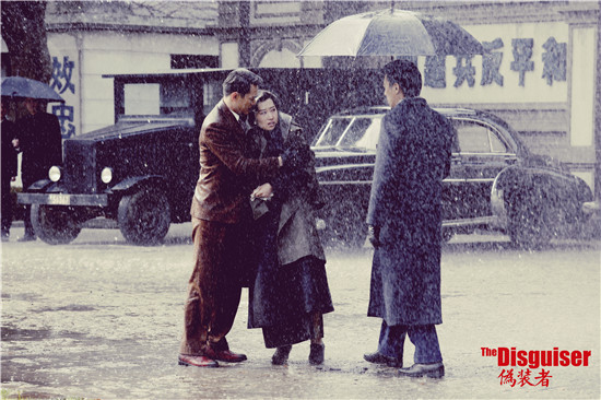 靳东给刘敏涛撑伞