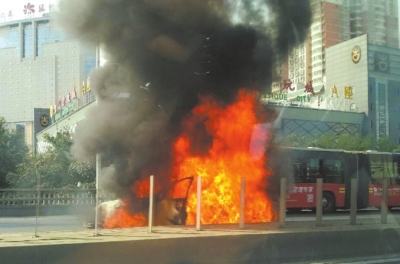 轿车三环追尾后自燃