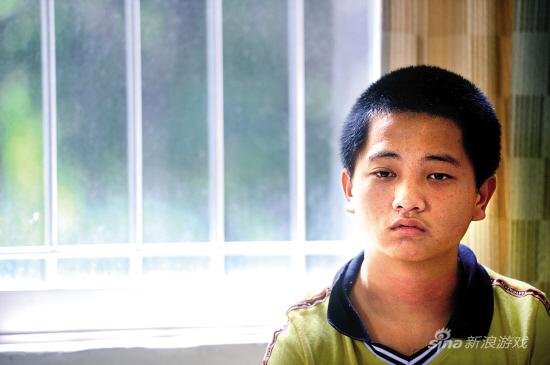 李林与记者交谈时神情黯然，他很担心妈妈不肯原谅他。