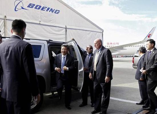 习近平乘车参观波音。