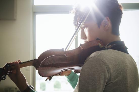 林子闳饰牧流冰曾沛慈戏里"追求者"曾沛慈饰明晓溪