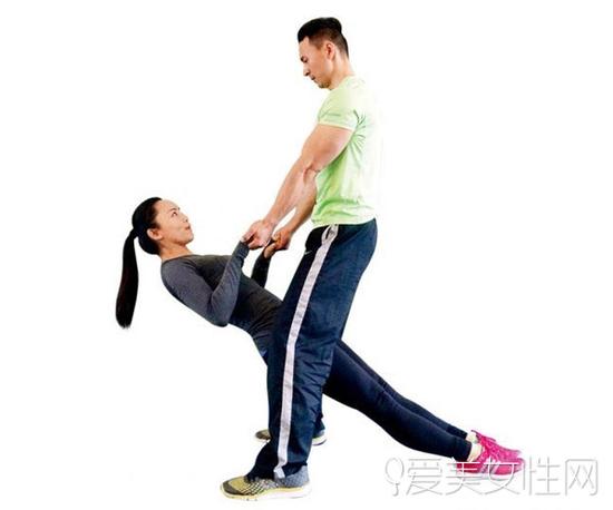 男女搭配5个情侣瑜伽动作和ta做起来