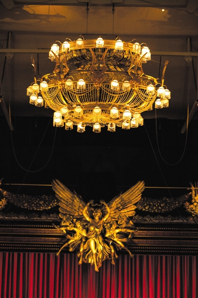 1200磅的水晶吊灯