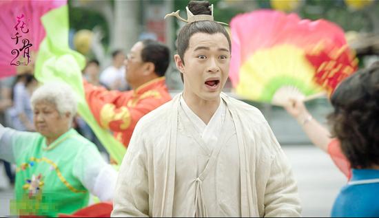 《花千骨2015》七杀三宝片场聊出番外