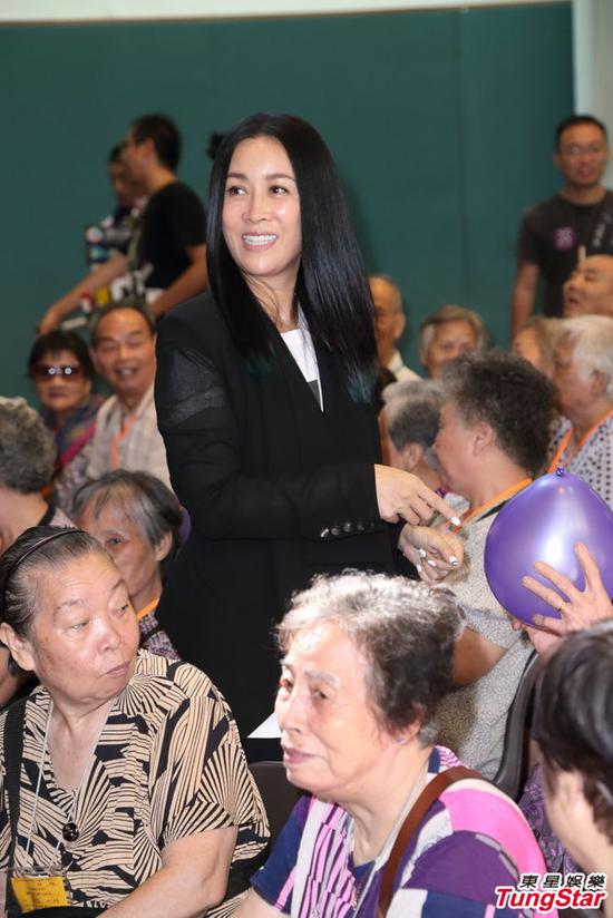 那英被问王菲结婚怀孕无奈她开心就好了