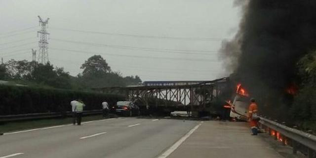 沪昆高速4车相撞致22人遇难