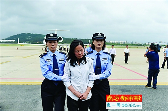 美国再次向中国强制遣返贪污贿赂犯罪嫌疑人邝婉芳.