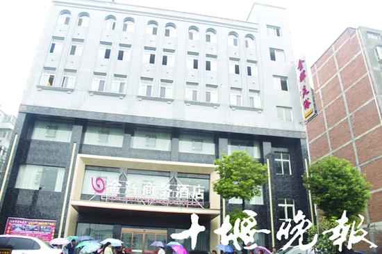 丹江口男子凌晨从十堰酒店7楼足浴城坠亡