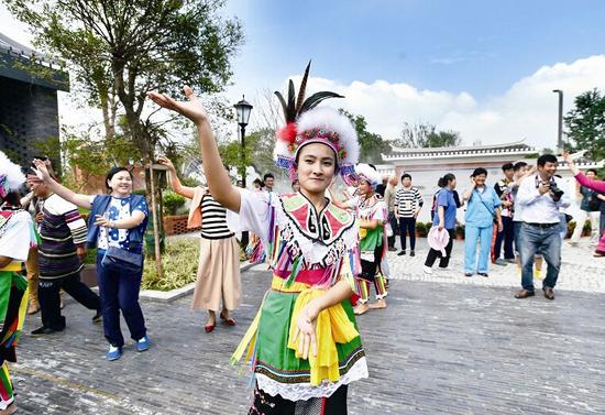 武汉园博园迎客首日三宗最与泰雅族姑娘共舞最火热