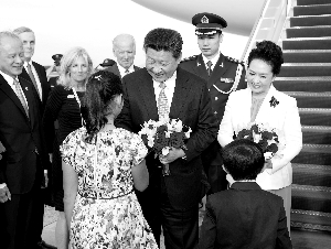 9月24日，习近平乘专机抵达美国首都华盛顿，继续对美国进行国事访问。美国副总统拜登和夫人专程来到机场迎接。这是美国儿童向习近平夫妇献花。新华社记者 黄敬文/摄