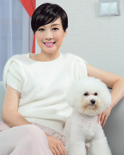 江美仪拍广告时,有爱犬teddy陪伴.