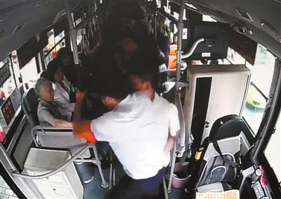 小偷公车盗窃被抓 打警察欲逃被市民堵截(图)|小偷|公交车_新浪新闻
