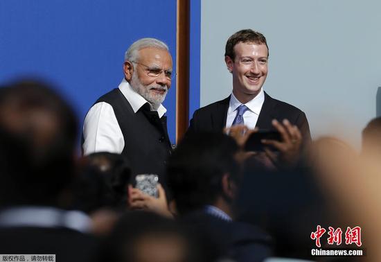 印度总理莫迪访Facebook总部 与扎克伯格熊抱