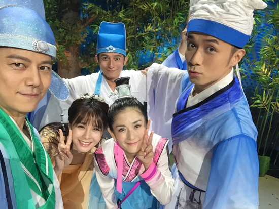 “四大才子”和“嫦娥”自拍合影