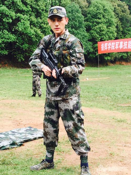 穿上迷彩服酷劲儿十足的赫雷