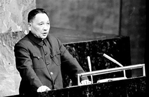 1974年4月6日，邓小平在联合国大会第六届特别会议上发言。他在会上发言阐述了毛泽东主席提出的划分“三个世界”的理论和中国对外关系的原则。