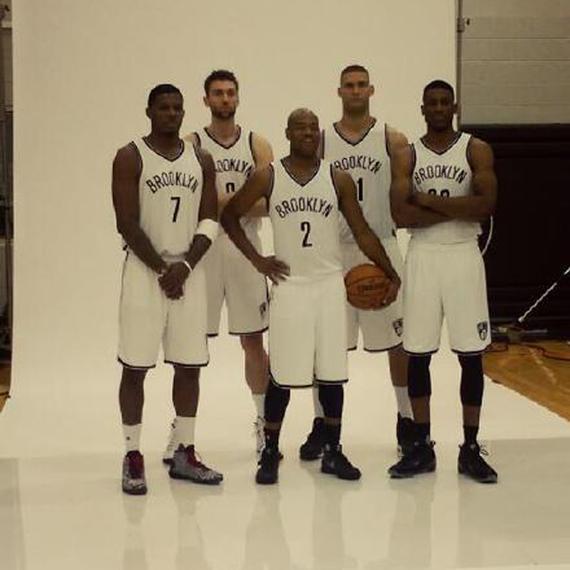 杰克再一次挤掉了首发控卫，满脸笑容……