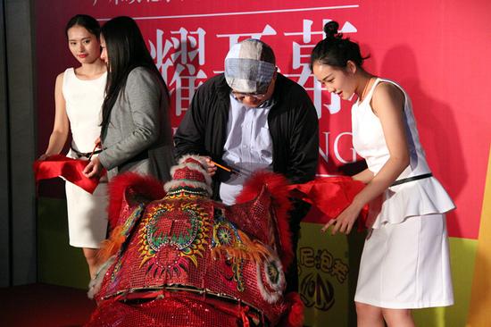 胡其鸣为舞狮点睛