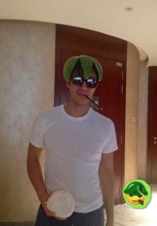 王力宏发文庆中秋 带柚子帽引网友模仿