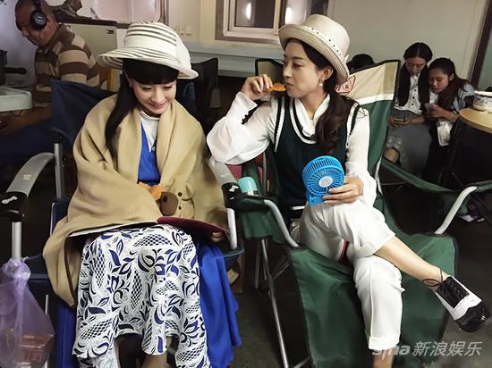 赵丽颖陶昕然片场照亲昵 遭网友调侃