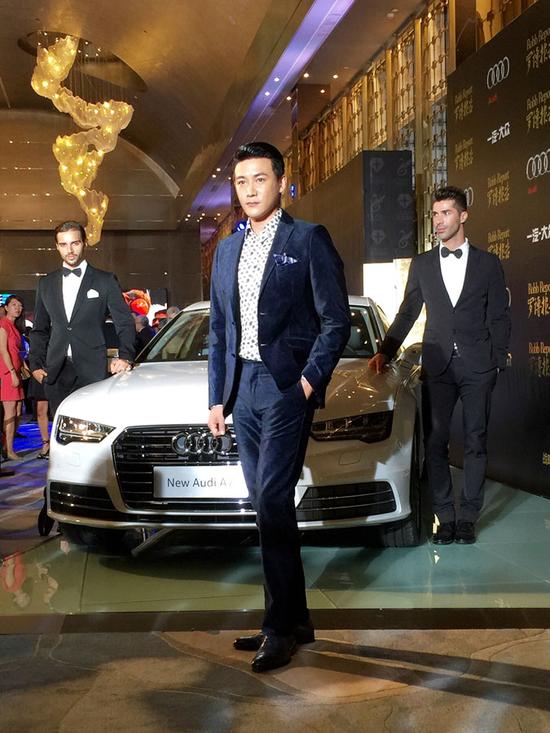 陆毅颁奖尽显儒雅绅士之品