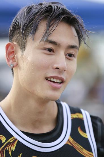 张哲瀚《梦之队》大玩湿身