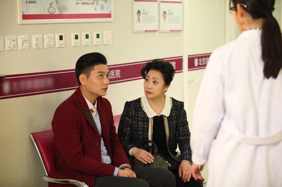 侯京健饰演的齐江努力后女朋友开心侯京健饰演的齐江夹在亲情与爱情