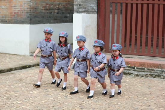 康康顺拐遭调侃胡军逗趣护子胡说n道