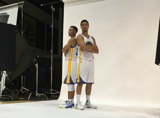 水花兄弟在媒体日拍摄定妆照