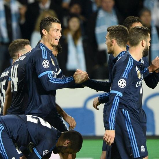 队友祝贺C罗进球