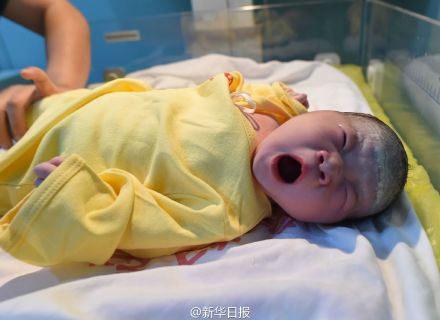 今日凌晨15分"国庆宝宝"出生 父亲备国旗迎接