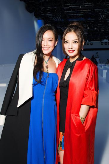 著名女星舒淇亮相迪奥2014秋冬成衣秀场,并与赵薇小姐后台合影