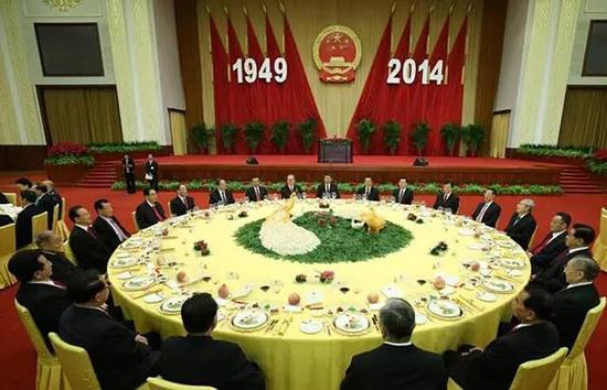 2014年国庆招待会，三任总书记同时出席，现任常委和原常委是这么坐的。


