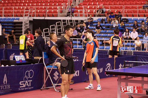 张继科无奈 (图片来源：《乒乓》杂志)