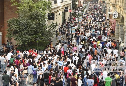 江城汉街被游客挤爆走在人群中难挪动脚步