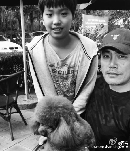 新浪娱乐讯 10月3号下午,邵兵[微博]在微博上晒出了自己和儿子,女儿