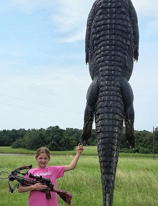 美国10岁女孩杀700斤鳄鱼 曾获年度女猎手大奖