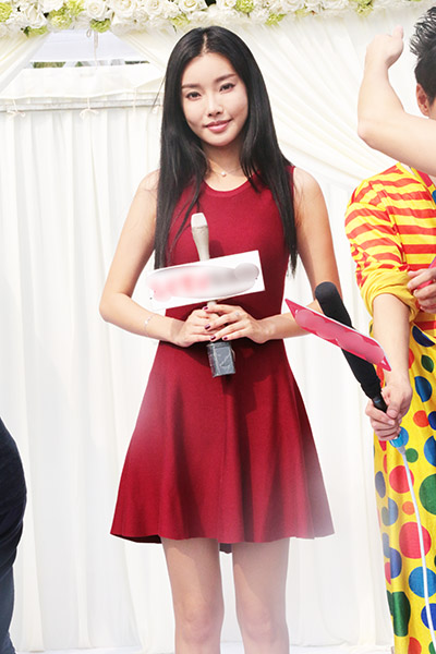 《废柴兄弟》关机发布会 童菲清丽亮相