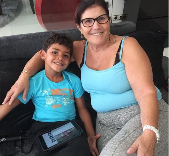 迷你罗和奶奶的合照