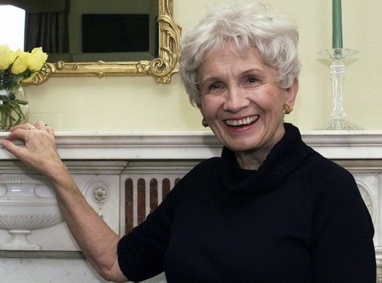 2013年诺贝尔文学奖花落82岁的加拿大短篇小说家爱丽丝`·门罗。这位一生专攻短篇小说的加拿大女作家成为历史上第110位诺贝尔文学奖得主，第13位女性得主。诺奖委员会称门罗为“当代短篇小说大师”，此前，门罗则素有“当代契诃夫”即“加拿大短篇小说女王”的美誉。在诺奖加身之前，门罗已经获奖无数，曾获得2009年的布克国际奖、三次获得加拿大最高文学奖总督奖，全美书评人协会奖、欧`·享利短篇小说奖等。