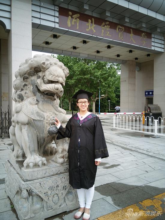 张菁菁大着肚子拍穿学士服、拍毕业照