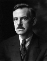 尤金·奥尼尔(1888～1953)美国剧作家。主要剧作有《天边外》、《安娜·克利斯蒂》、《无穷的岁月》和自专性剧作《长夜漫漫路迢迢》等。1936年作品《天边外》获诺贝尔文学奖。　