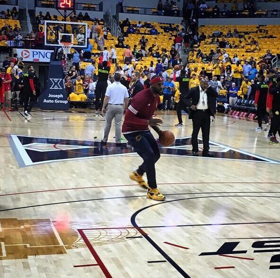 詹皇首战很放松