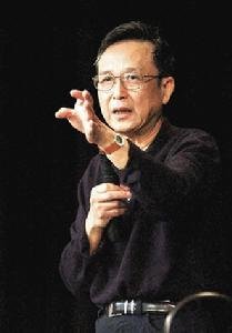 高行健(1940～)法籍华人。2000年作品《灵山》获诺贝尔文学奖。　　 